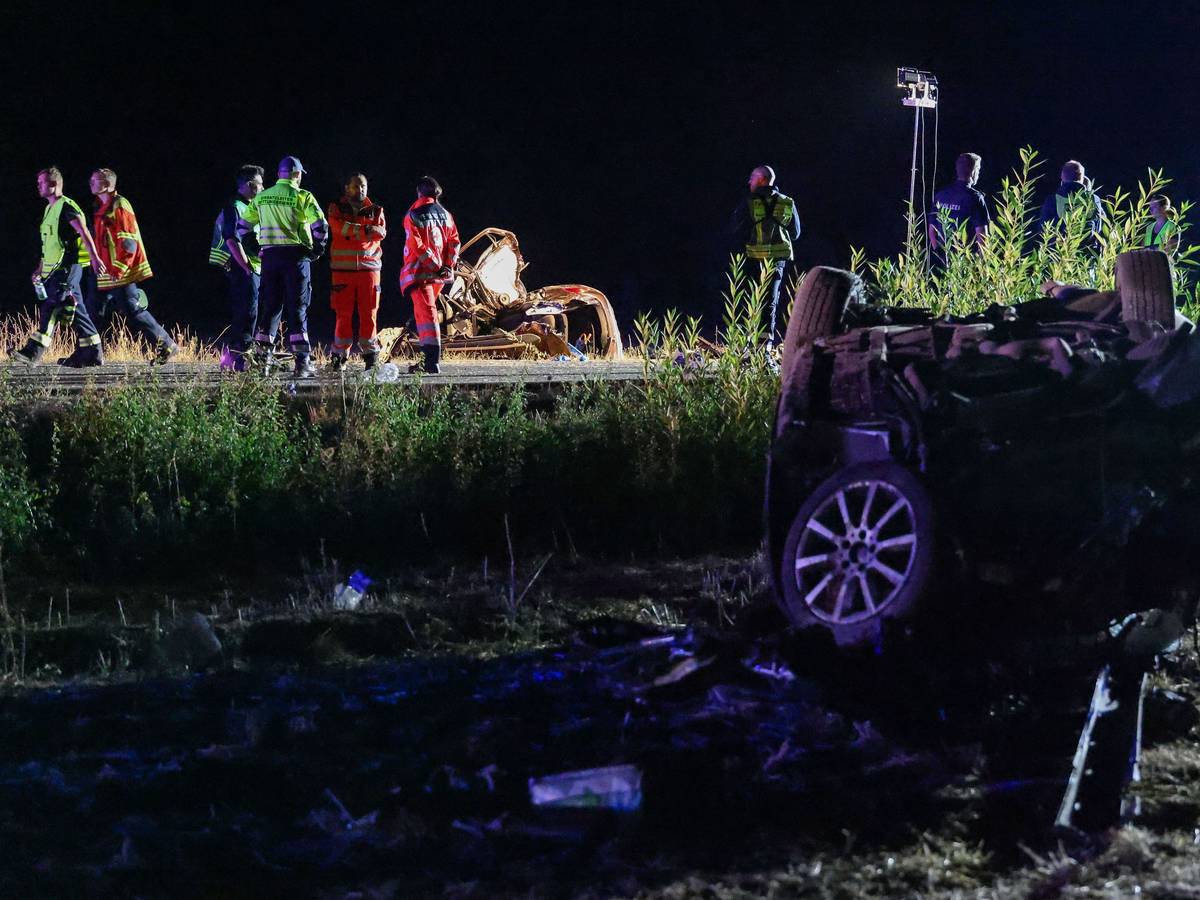 Einsatzkräfte arbeiten an einer Unfallstelle nach einem schweren Verkehrsunfall auf der B470 zwischen Dottenheim und Dietersheim. Mehrere Menschen sind bei einem Unfall auf einer Bundesstraße in Mittelfranken ums Leben gekommen.