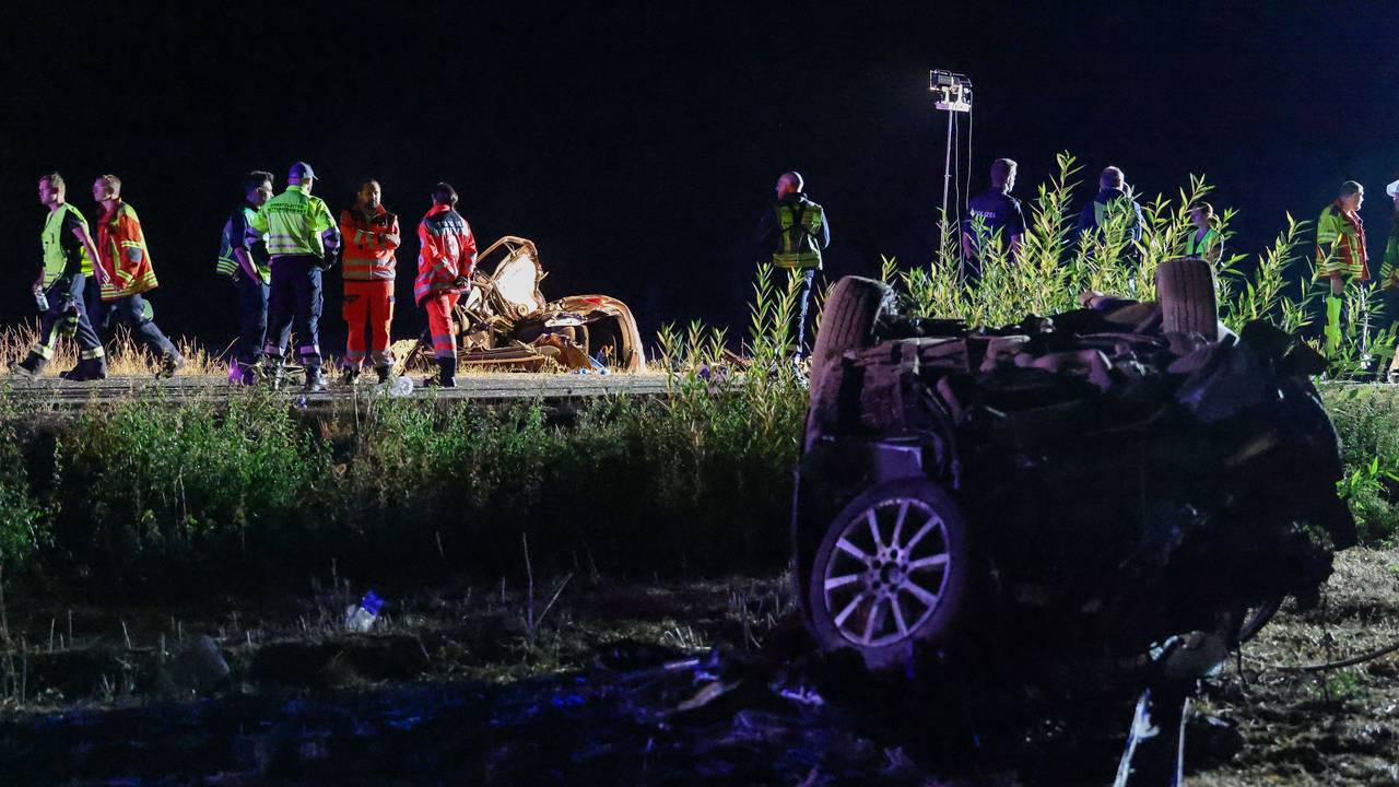 Einsatzkräfte arbeiten an einer Unfallstelle nach einem schweren Verkehrsunfall auf der B470 zwischen Dottenheim und Dietersheim. Mehrere Menschen sind bei einem Unfall auf einer Bundesstraße in Mittelfranken ums Leben gekommen.