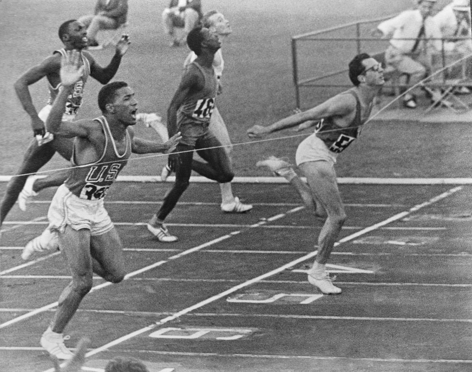 Ein Moment, der Sportgeschichte schrieb: Als erster Europäer holte Livio Berruti 1960 bei den Olympischen Spielen in Rom Gold. (Bild: Central Press/Hulton Archive/Getty Images)