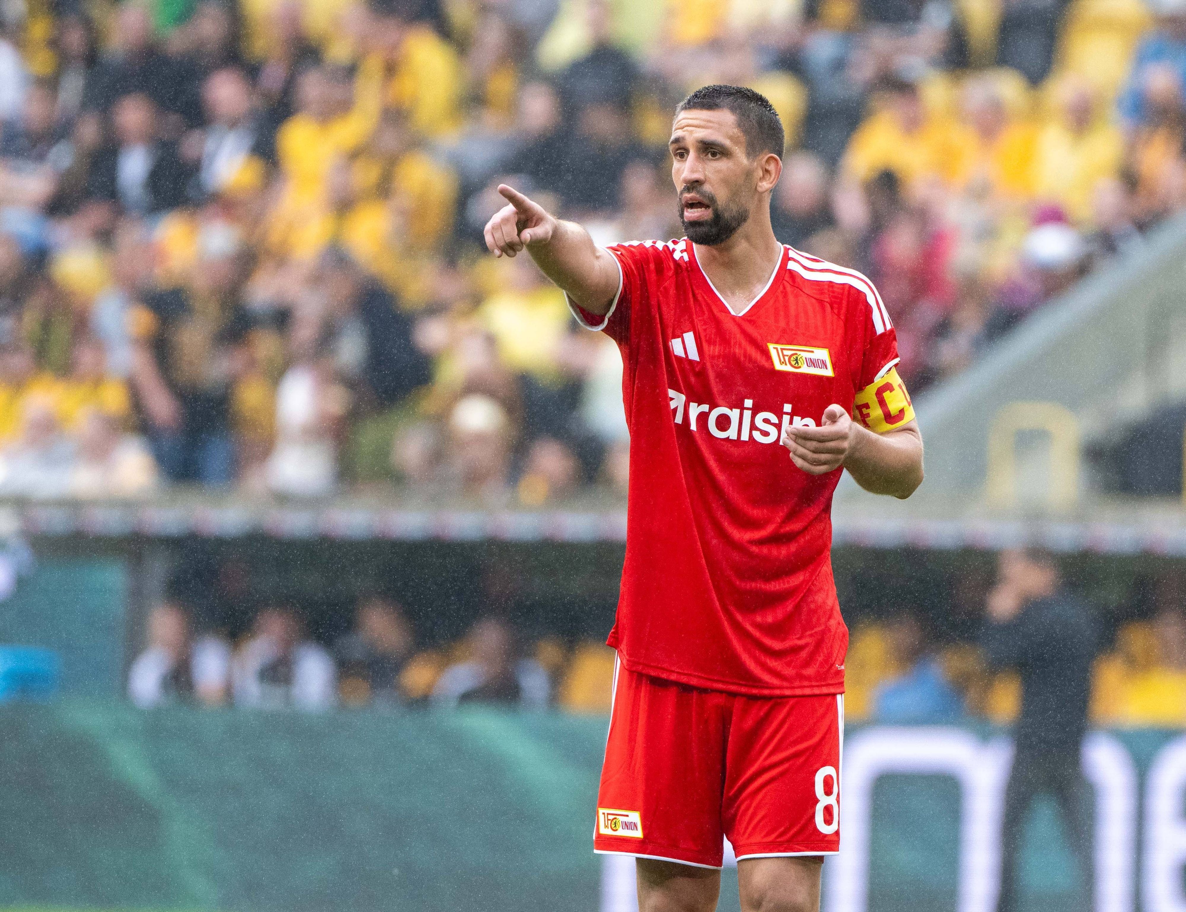 Beim Spiel von Union Berlin gestikuliert Rani Khedira mit ausgefahrenem Zeigefinger.
