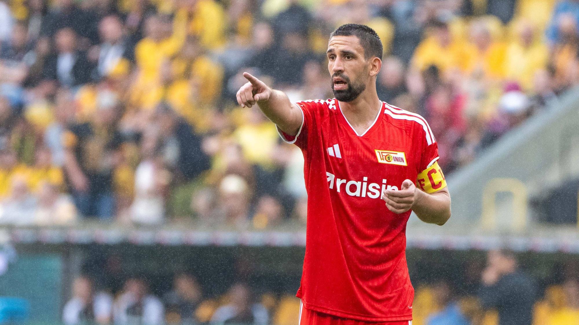 Beim Spiel von Union Berlin gestikuliert Rani Khedira mit ausgefahrenem Zeigefinger.