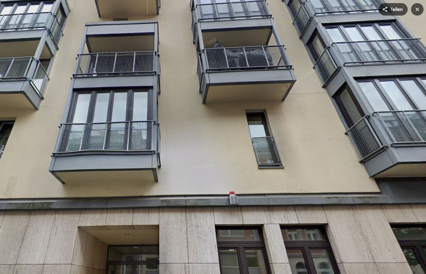 Im Oktober 2022 stand das Pferd noch auf dem Balkon in der Engelbertstraße.