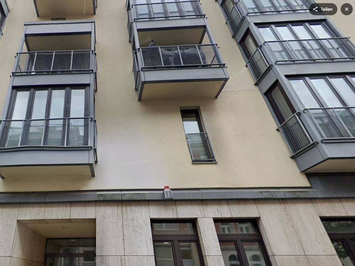 Im Oktober 2022 stand das Pferd noch auf dem Balkon in der Engelbertstraße.
