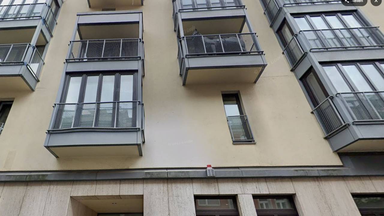 Im Oktober 2022 stand das Pferd noch auf dem Balkon in der Engelbertstraße.