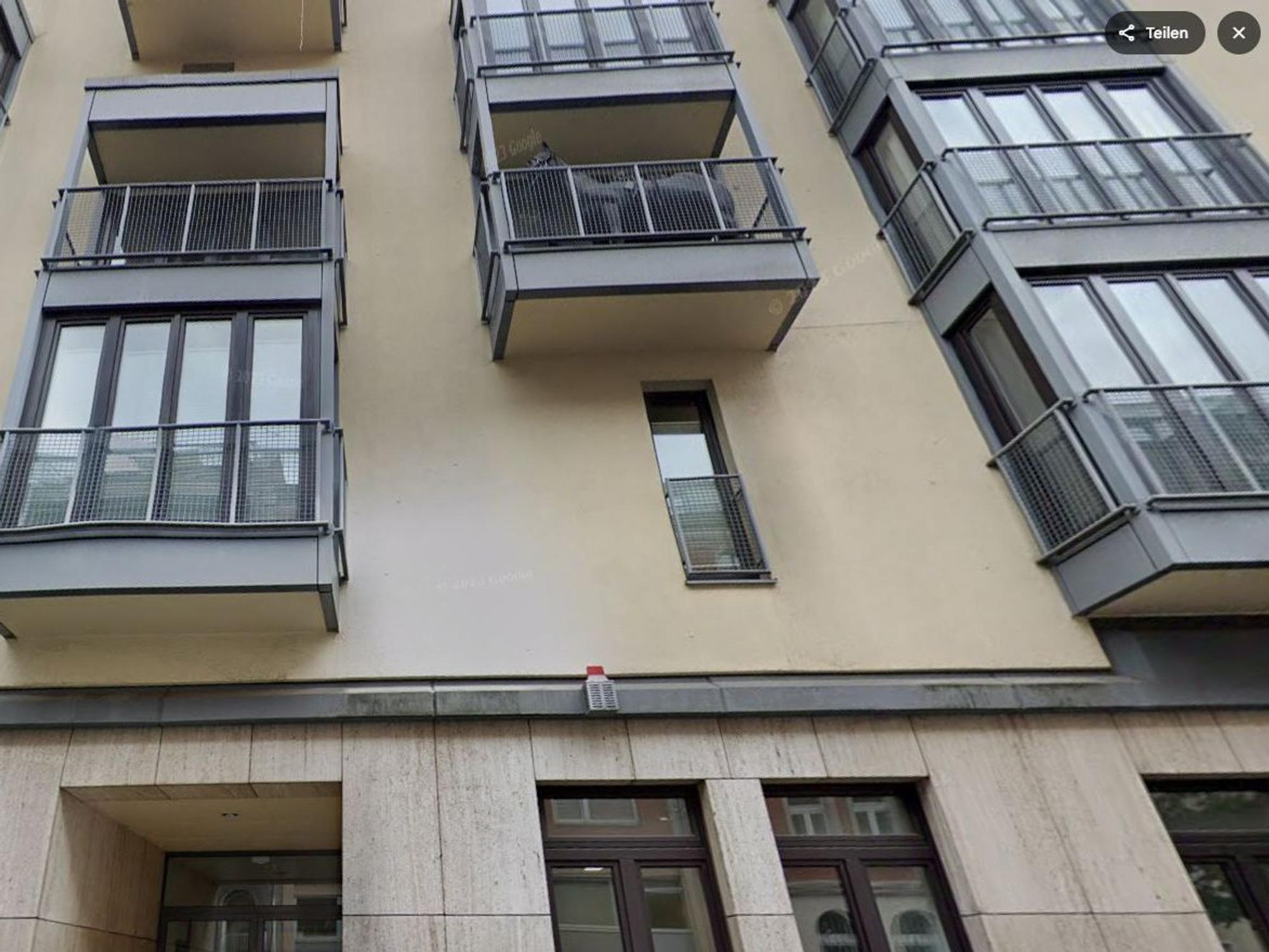 Im Oktober 2022 stand das Pferd noch auf dem Balkon in der Engelbertstraße.