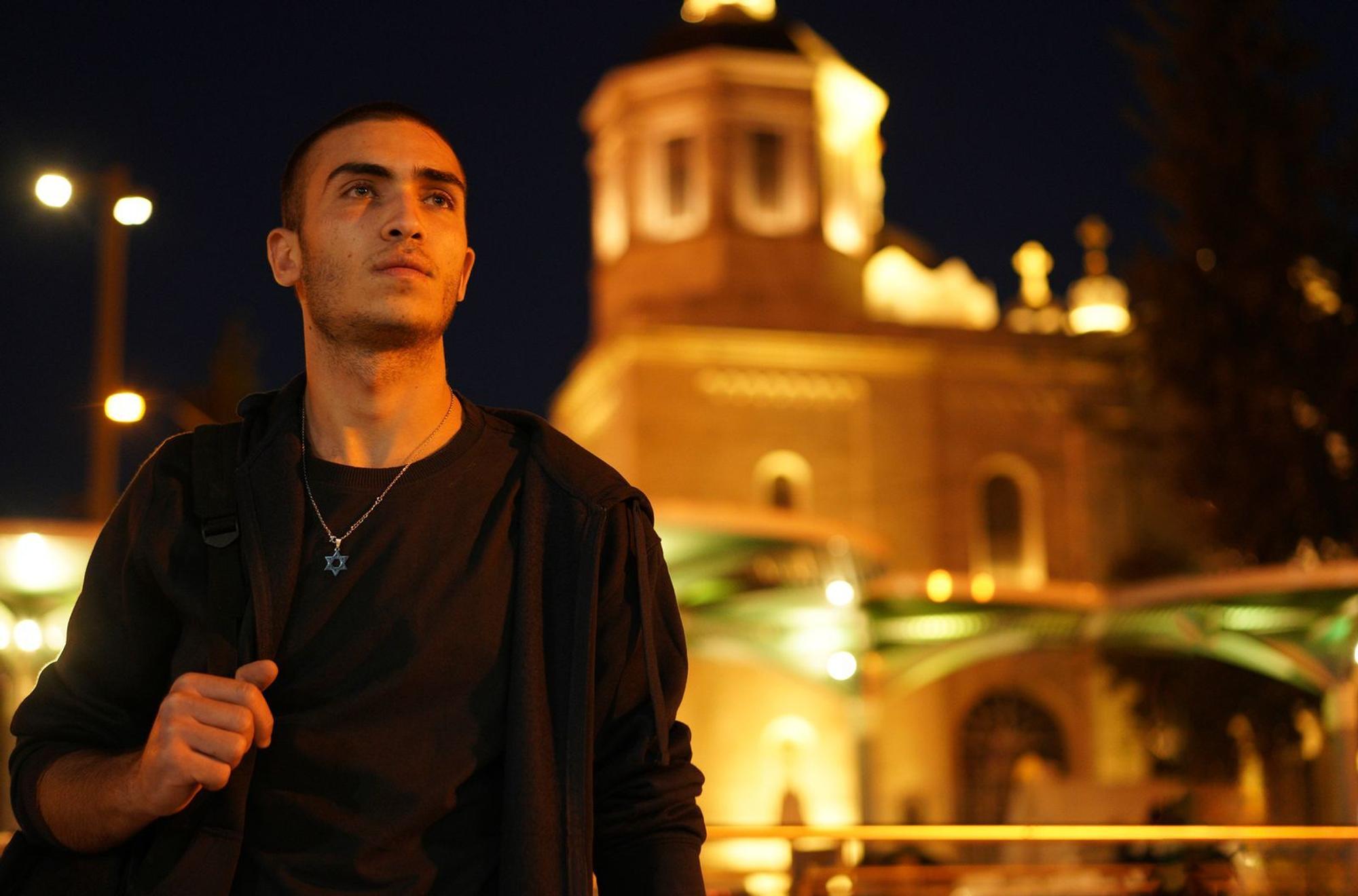 Meni Azulai (Ben Sultan) drifet ziellos durch sein Leben, als er am Stadion erstmals mit der Hooligan-Szene von Jerusalem in Berührung kommt. (Bild: SWR/Artza Productions)