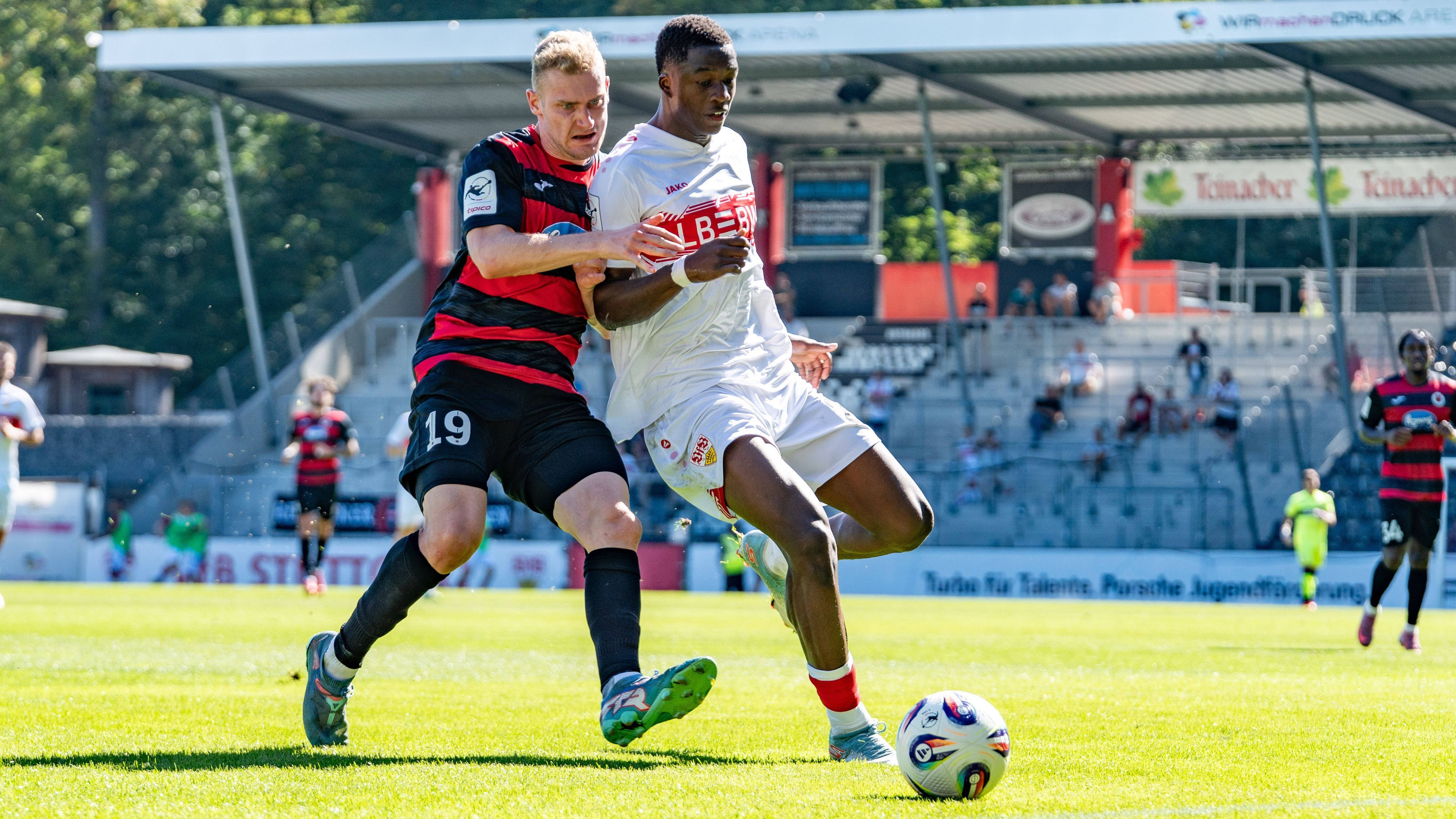 Duell um den Ball zwischen Mensour Ouro-Tagba und Meiko Sponsel.