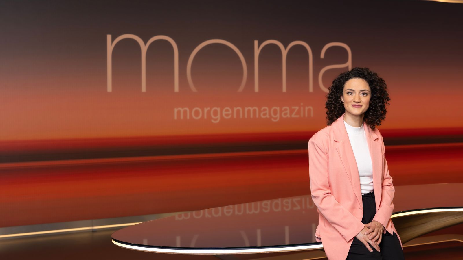 Seit Anfang Juli moderiert Maral Bazargani im ZDF-“Morgenmagazin“. Insgesamt sechs Wochen im Jahr soll sie durch die Sendung führen. (Bild: ZDF/ Andreas Pein)