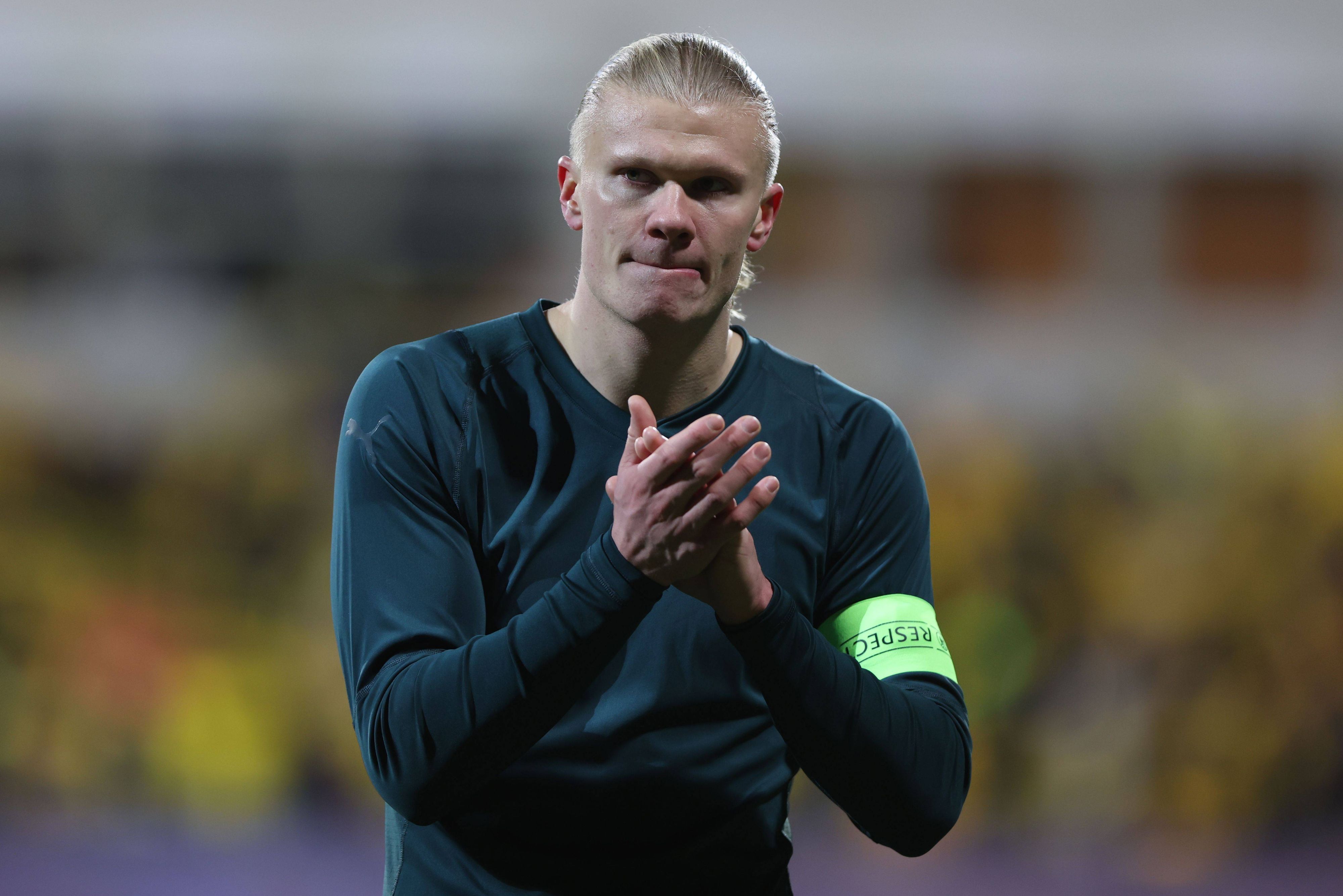 Erling Haaland klatscht in Richtung der Fans.
