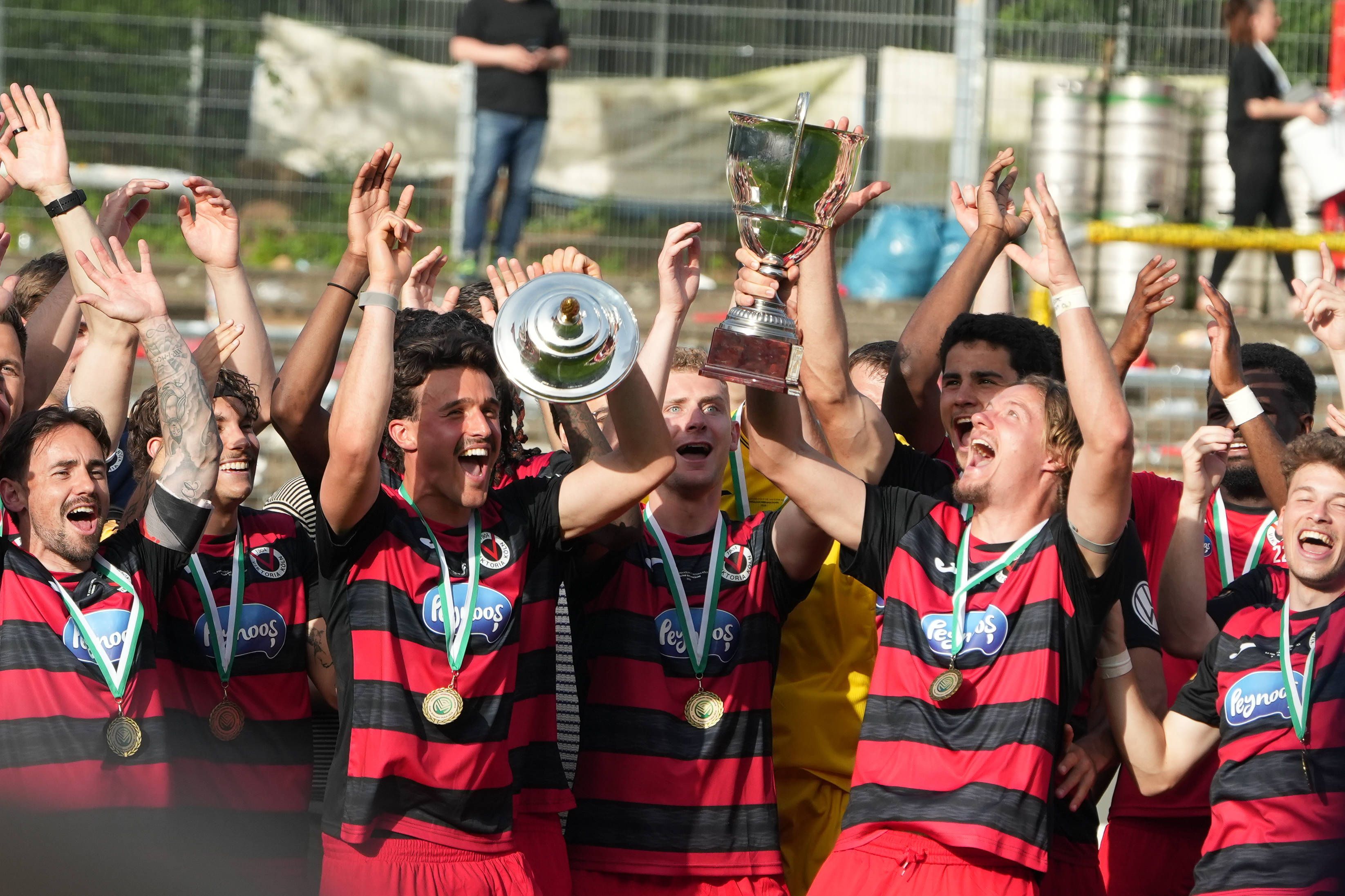 Pokal-Übergabe bei Viktoria Köln.