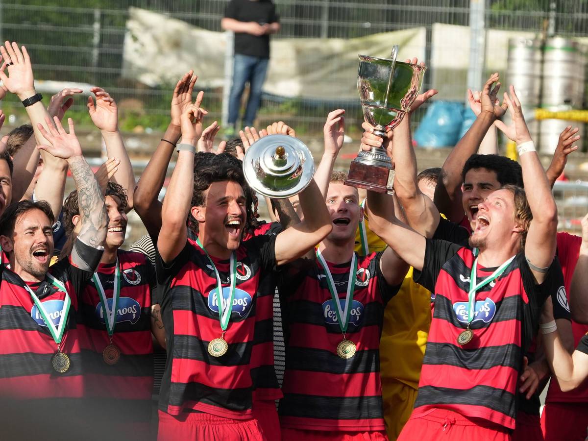 Pokal-Übergabe bei Viktoria Köln.