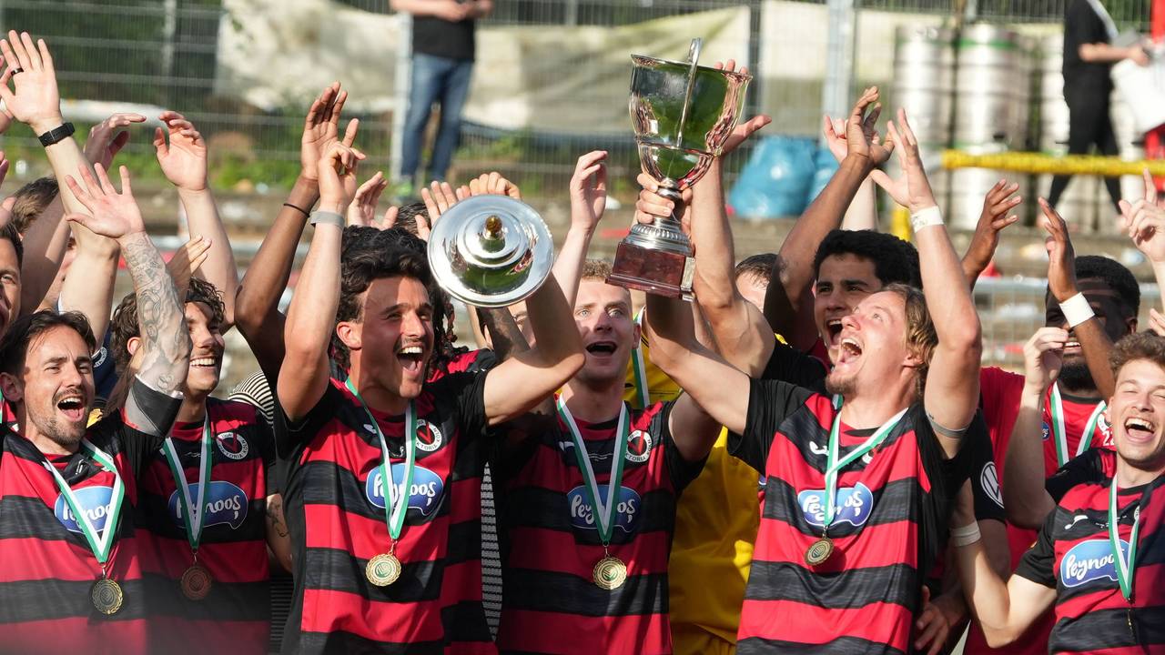 Pokal-Übergabe bei Viktoria Köln.