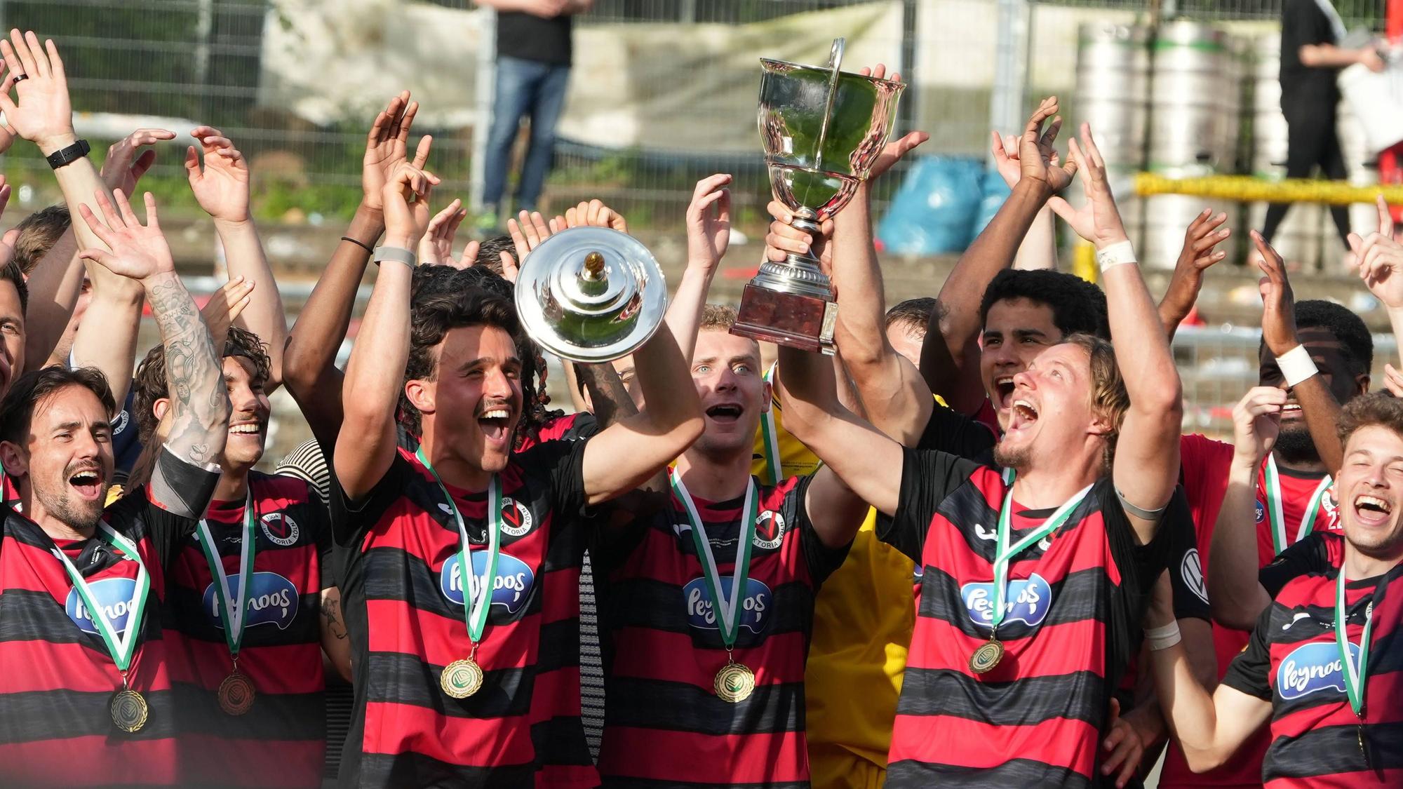 Pokal-Übergabe bei Viktoria Köln.