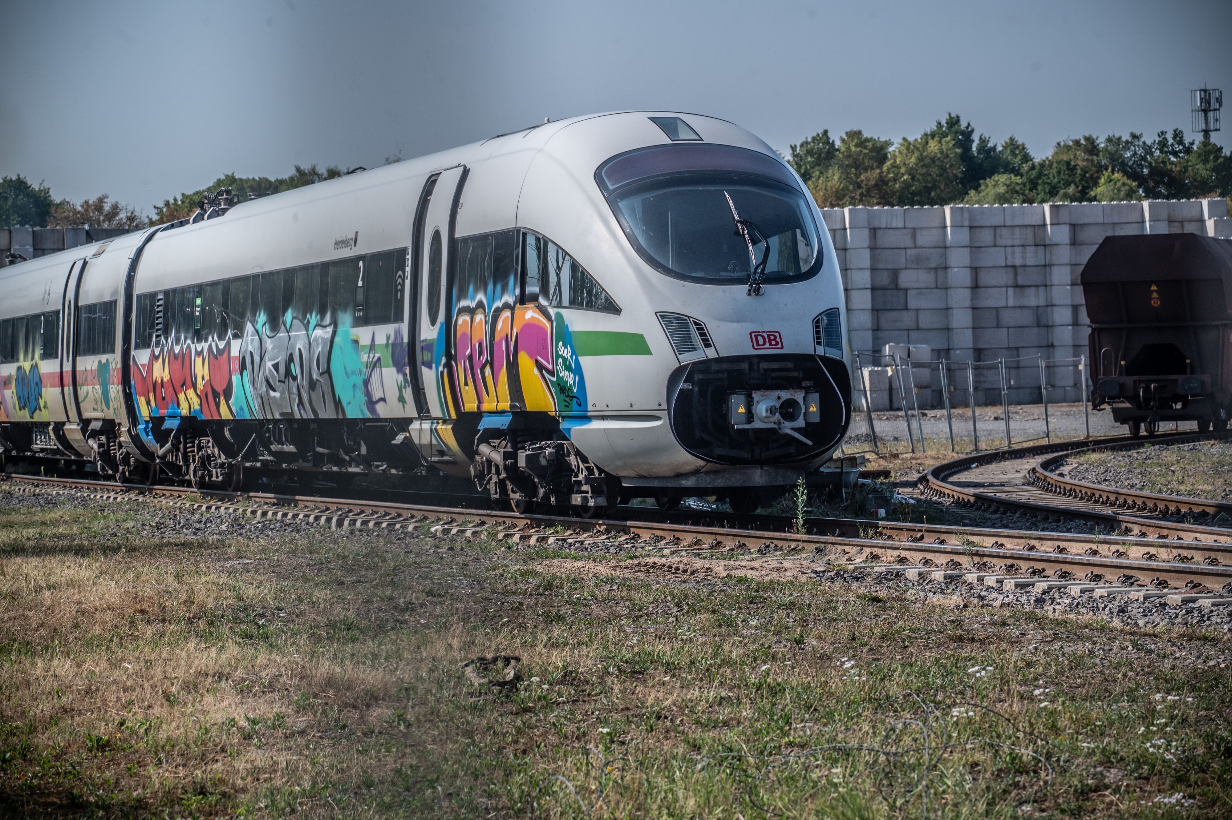 Bender Recycling: Auf dem Gelände steht ein ICE-Zug Baureihe 415..
 Bild: Ralf Krieger