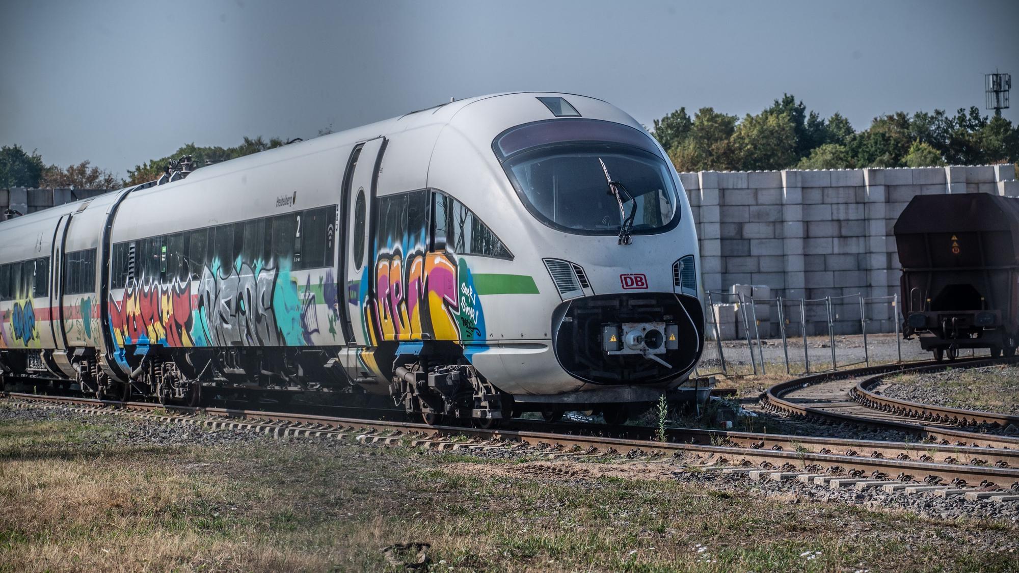 Bender Recycling: Auf dem Gelände steht ein ICE-Zug Baureihe 415..
Bild: Ralf Krieger
