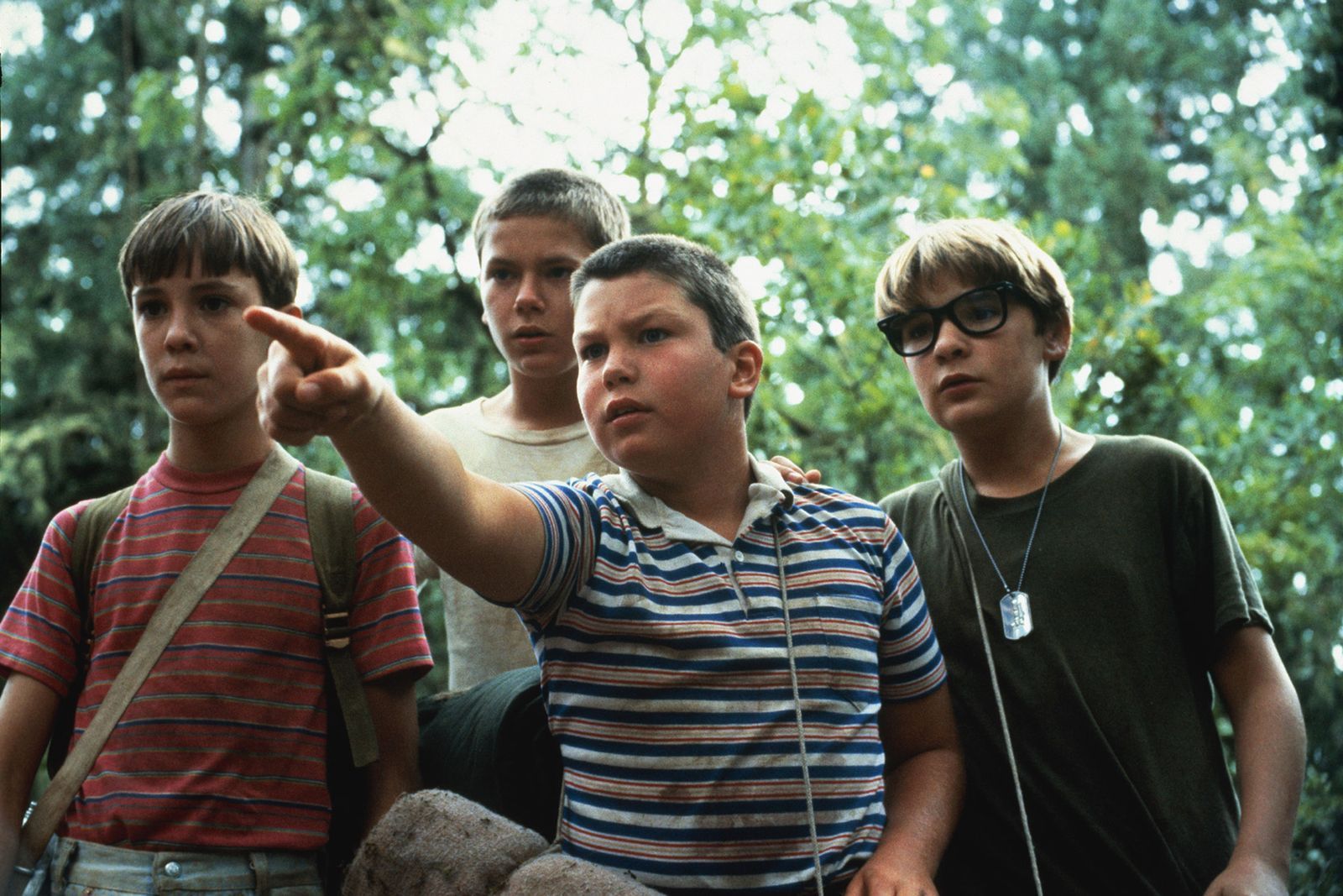 Die vier Freunde (von links) Gordie (Wil Wheaton), Chris (River Phoenix), Vern (Jerry O'Connell) und Teddy (Corey Feldman) treffen sich, um gemeinsam nach der Leiche eines vermissten Jungen zu suchen.  (Bild:  ZDF/©Warner-Columbia)