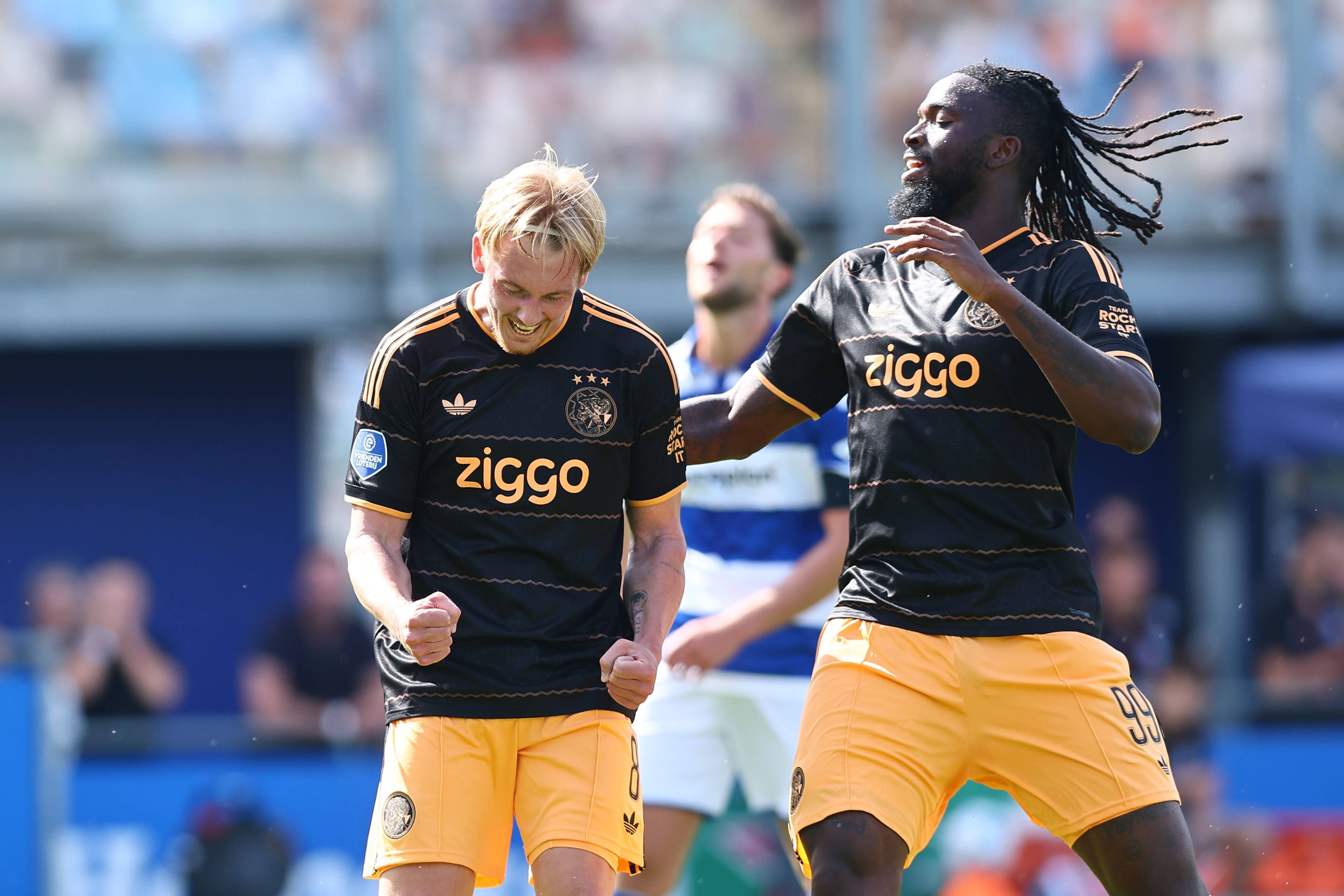 Julian Brandt und Tolu Arokodare jubeln im Ajax-Trikot.