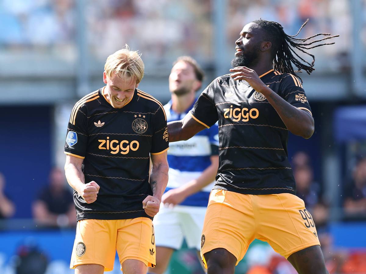 Julian Brandt und Tolu Arokodare jubeln im Ajax-Trikot.