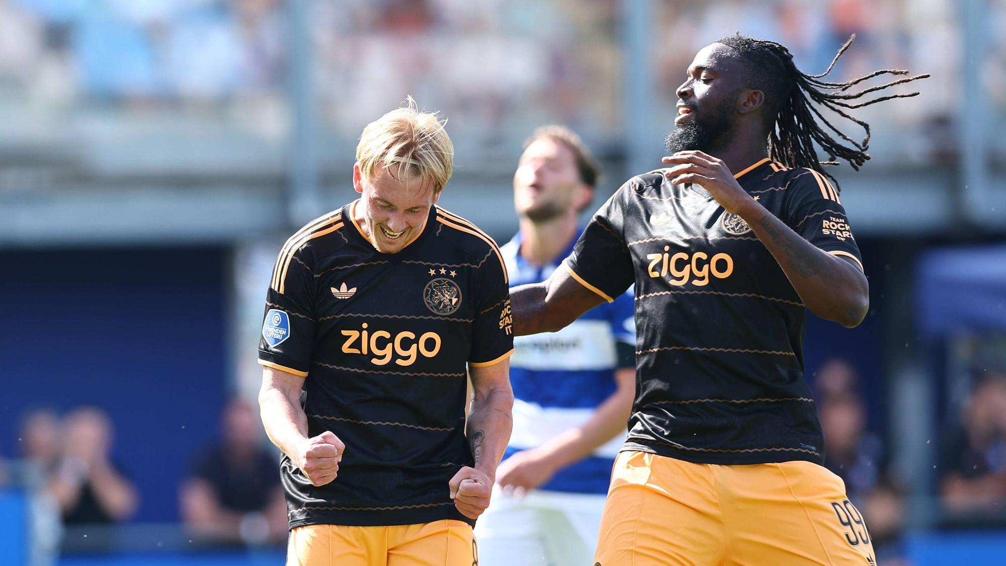 Julian Brandt und Tolu Arokodare jubeln im Ajax-Trikot.