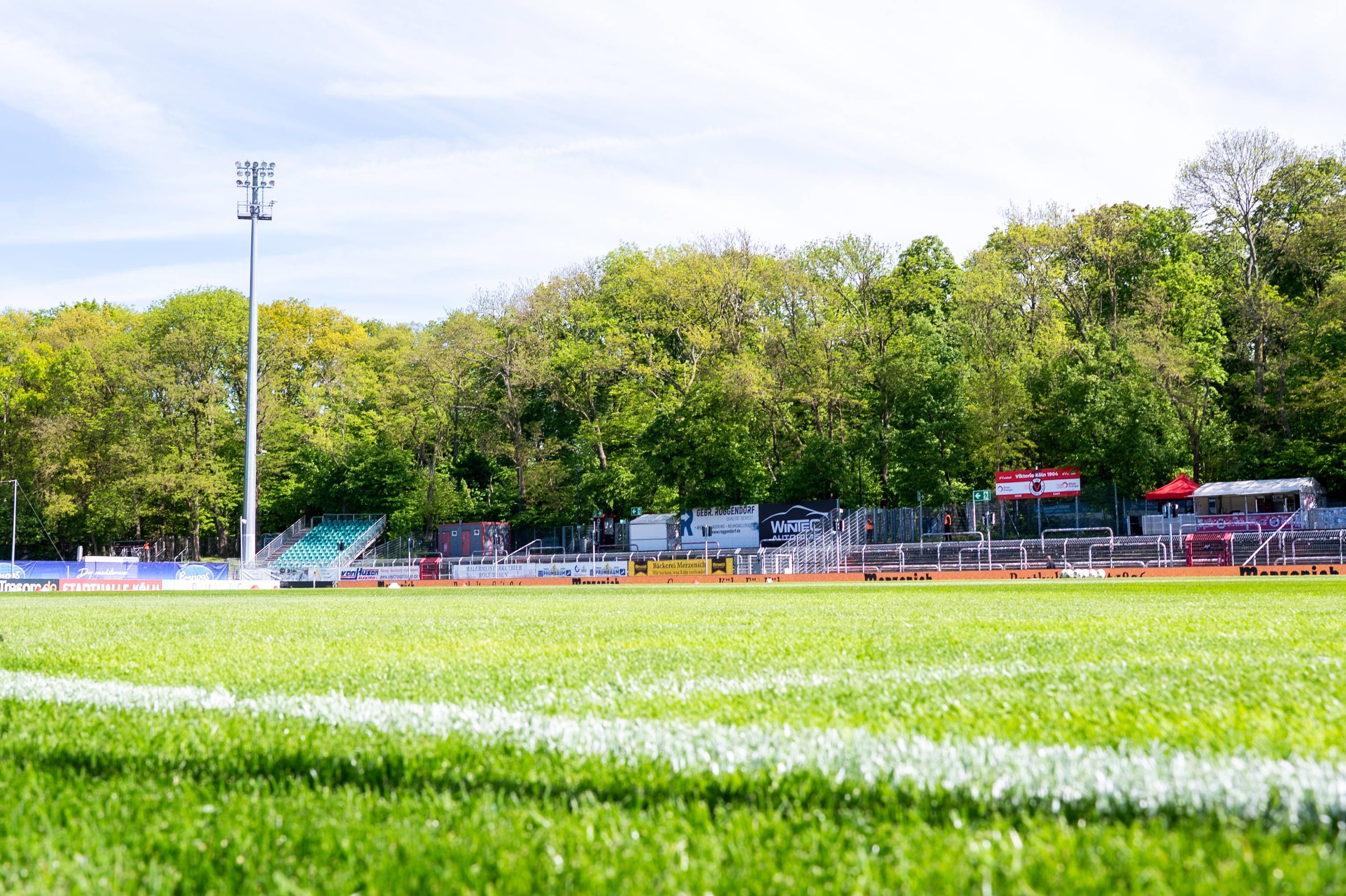 Blick vom Rasen in den leeren Sportpark Höhenberg von Viktoria Köln.