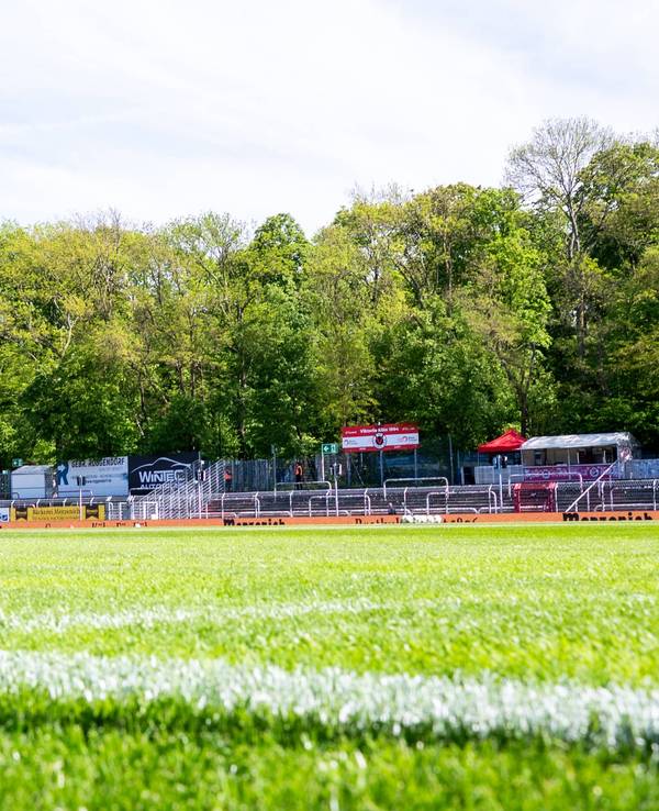Blick vom Rasen in den leeren Sportpark Höhenberg von Viktoria Köln.