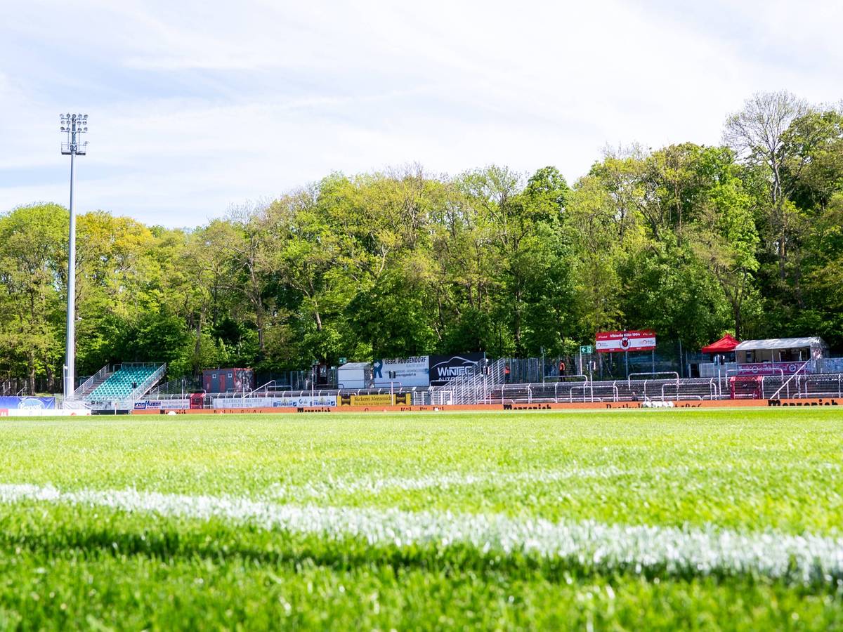 Blick vom Rasen in den leeren Sportpark Höhenberg von Viktoria Köln.