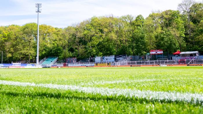 Blick vom Rasen in den leeren Sportpark Höhenberg von Viktoria Köln.