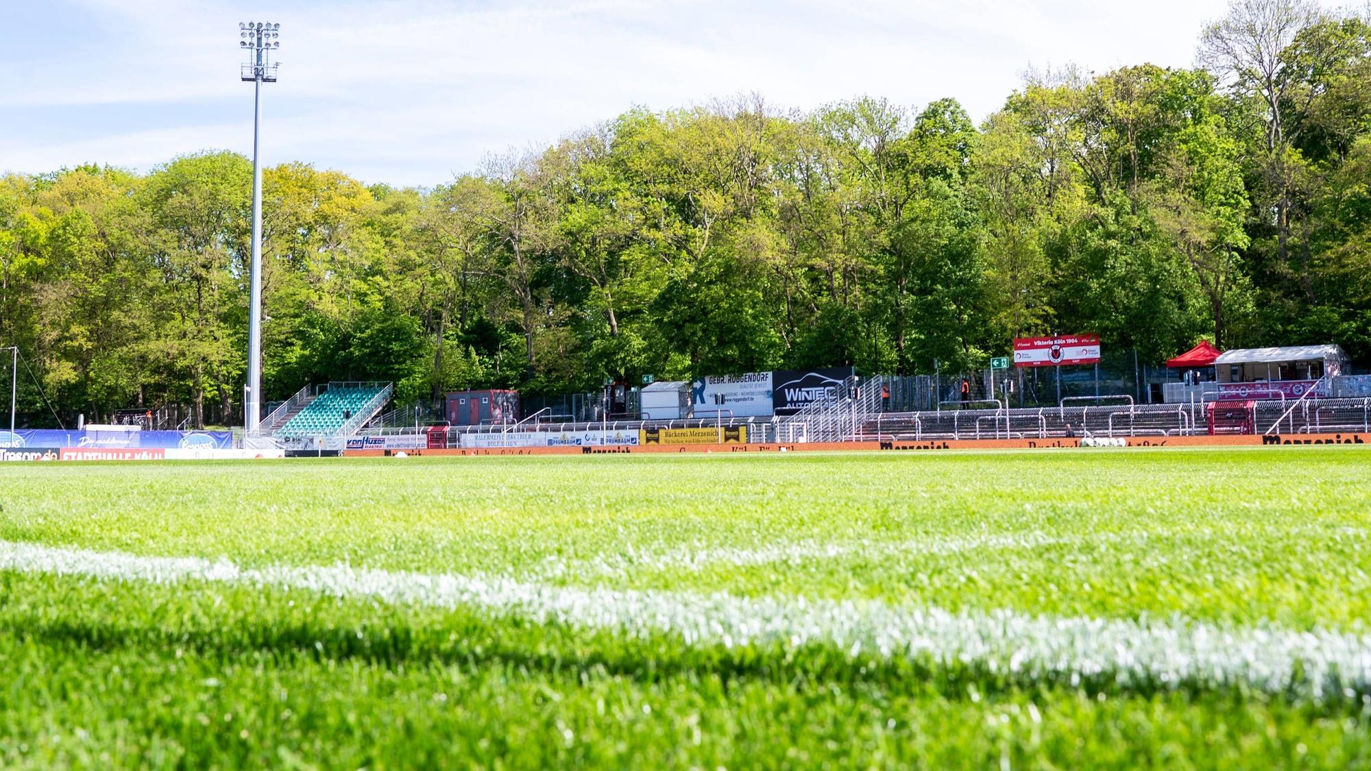 Blick vom Rasen in den leeren Sportpark Höhenberg von Viktoria Köln.