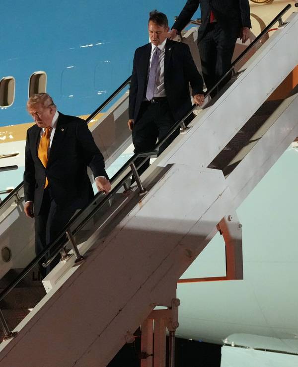 US-Präsident Donald Trump wechselt auf dem Rückweg vom Nato-Gipfel in Ankara nach Washington auf der US-Luftwaffenbasis RAF Mildenhall in Suffolk das Flugzeug.