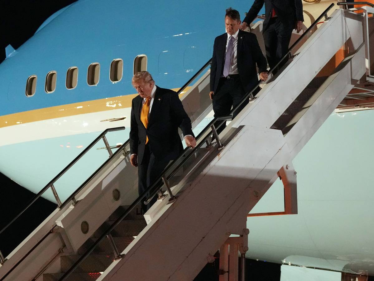 US-Präsident Donald Trump wechselt auf dem Rückweg vom Nato-Gipfel in Ankara nach Washington auf der US-Luftwaffenbasis RAF Mildenhall in Suffolk das Flugzeug.