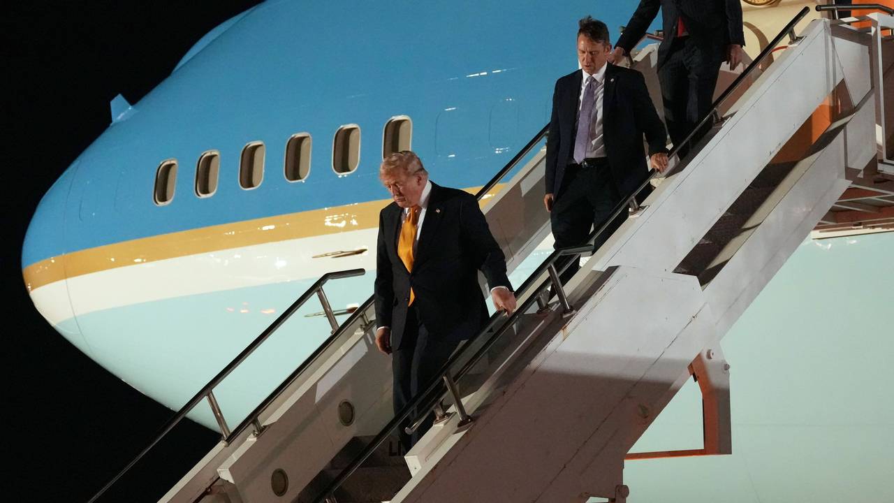 US-Präsident Donald Trump wechselt auf dem Rückweg vom Nato-Gipfel in Ankara nach Washington auf der US-Luftwaffenbasis RAF Mildenhall in Suffolk das Flugzeug.