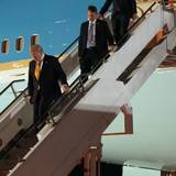 US-Präsident Donald Trump wechselt auf dem Rückweg vom Nato-Gipfel in Ankara nach Washington auf der US-Luftwaffenbasis RAF Mildenhall in Suffolk das Flugzeug.