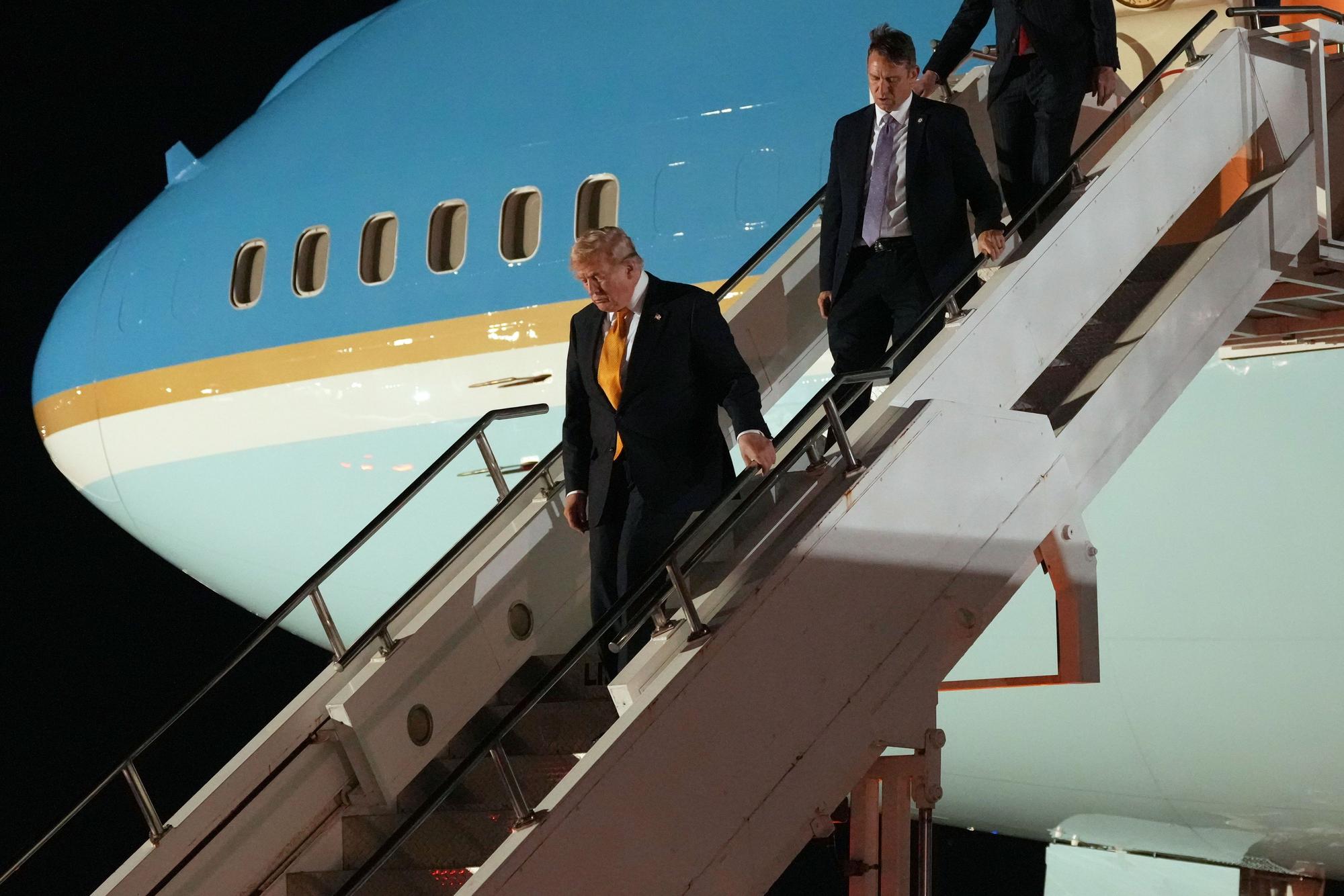 US-Präsident Donald Trump wechselt auf dem Rückweg vom Nato-Gipfel in Ankara nach Washington auf der US-Luftwaffenbasis RAF Mildenhall in Suffolk das Flugzeug.