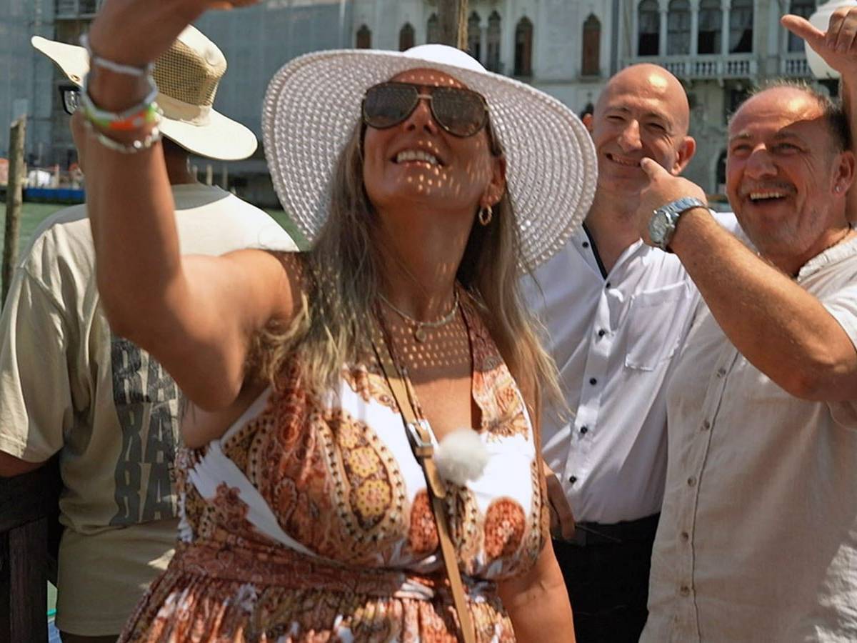 Ist er's oder ist er's nicht? Nicole und Sascha (rechts) Fingerhuth glauben zu träumen, als mitten in Venedig plötzlich Jeff Bezos (Mitte) vor ihnen steht. Und, tja, es ist auch nur ein Traum. Denn es ist nur ein Doppelgänger. (Bild: RTLZWEI)