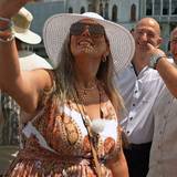 Ist er's oder ist er's nicht? Nicole und Sascha (rechts) Fingerhuth glauben zu träumen, als mitten in Venedig plötzlich Jeff Bezos (Mitte) vor ihnen steht. Und, tja, es ist auch nur ein Traum. Denn es ist nur ein Doppelgänger. (Bild: RTLZWEI)