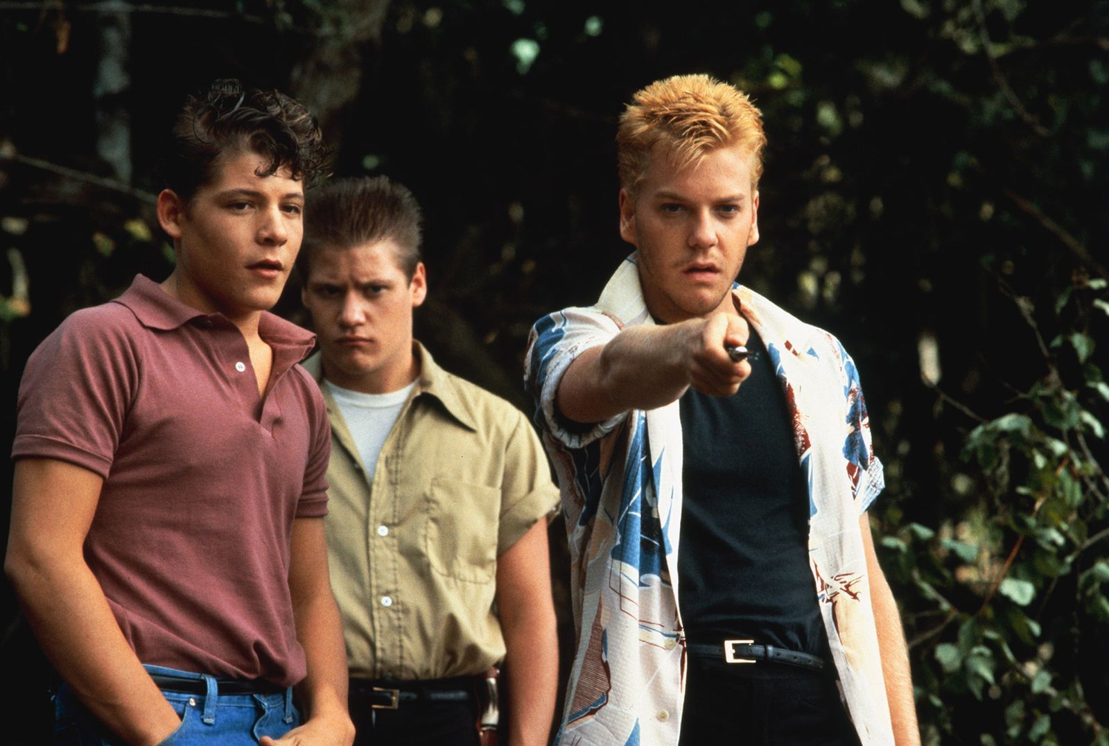 Auch die Rowdies Eyeball Chambers (Bradley Gregg, links), Vince Desjardins (Jason Oliver, Mitte) und deren Anführer „Ace“ Merrill (Kiefer Sutherland) haben es sich zum Ziel gemacht, die Leiche zu finden. (Bild:  ZDF/©Warner-Columbia)