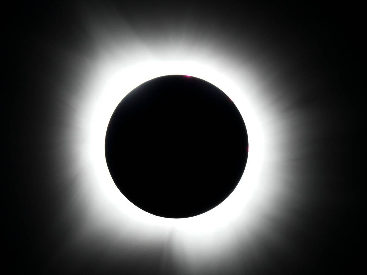 Dieses Foto zeigt die weltweit letzte totale Sonnenfinsternis im Jahr 2024, es wurde in Texas aufgenommen. Die Sonne wird vom Mond verdeckt.