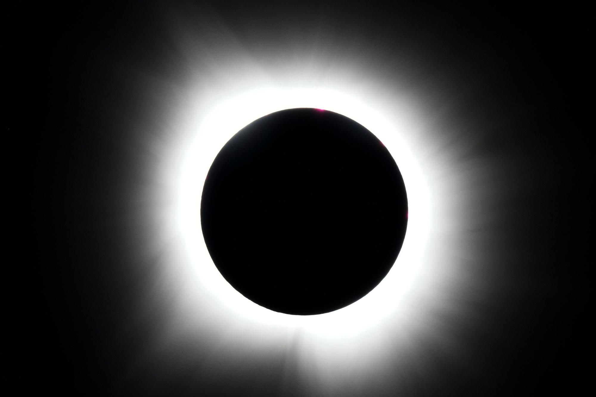 Dieses Foto zeigt die weltweit letzte totale Sonnenfinsternis im Jahr 2024, es wurde in Texas aufgenommen. Die Sonne wird vom Mond verdeckt.