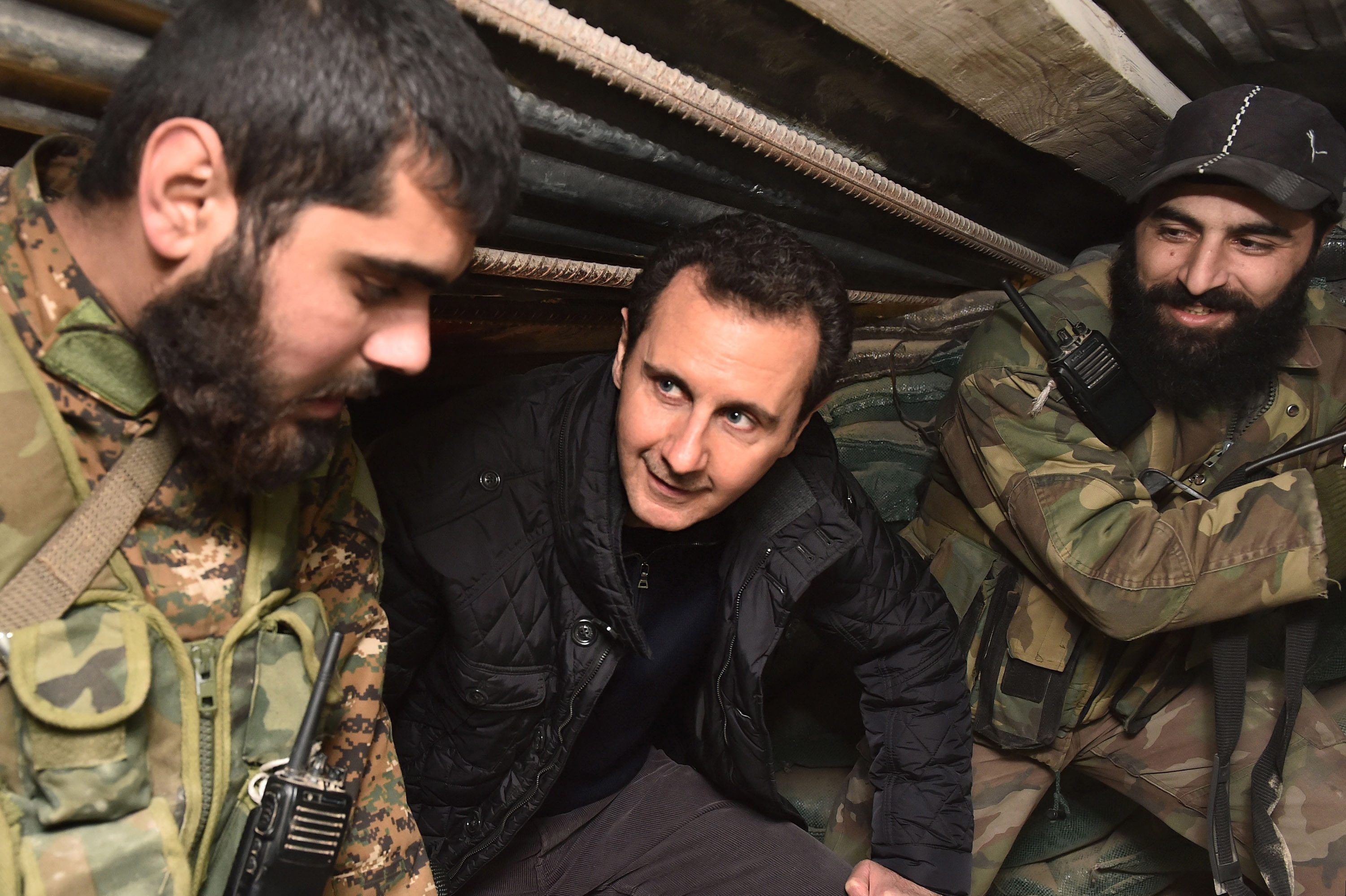 Ein von der syrischen Nachrichtenagentur SANA zur Verfügung gestelltes Foto zeigt den damaligen syrischen Präsidenten Bashar Assad, wie er 2014 seine Soldaten an der Front in Damaskus inspiziert. Inzwischen ist der ehemalige Machthaber in Russland untergetaucht.
