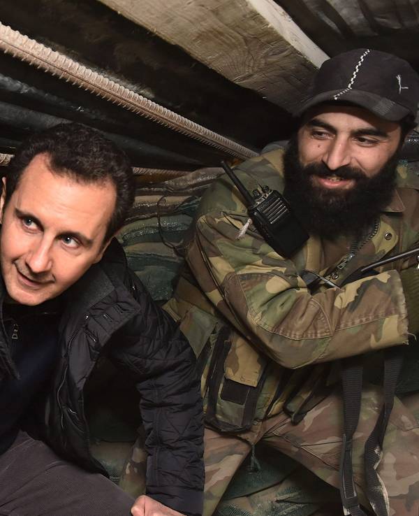 Ein von der syrischen Nachrichtenagentur SANA zur Verfügung gestelltes Foto zeigt den damaligen syrischen Präsidenten Bashar Assad, wie er 2014 seine Soldaten an der Front in Damaskus inspiziert. Inzwischen ist der ehemalige Machthaber in Russland untergetaucht.