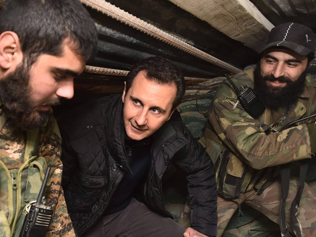 Ein von der syrischen Nachrichtenagentur SANA zur Verfügung gestelltes Foto zeigt den damaligen syrischen Präsidenten Bashar Assad, wie er 2014 seine Soldaten an der Front in Damaskus inspiziert. Inzwischen ist der ehemalige Machthaber in Russland untergetaucht.