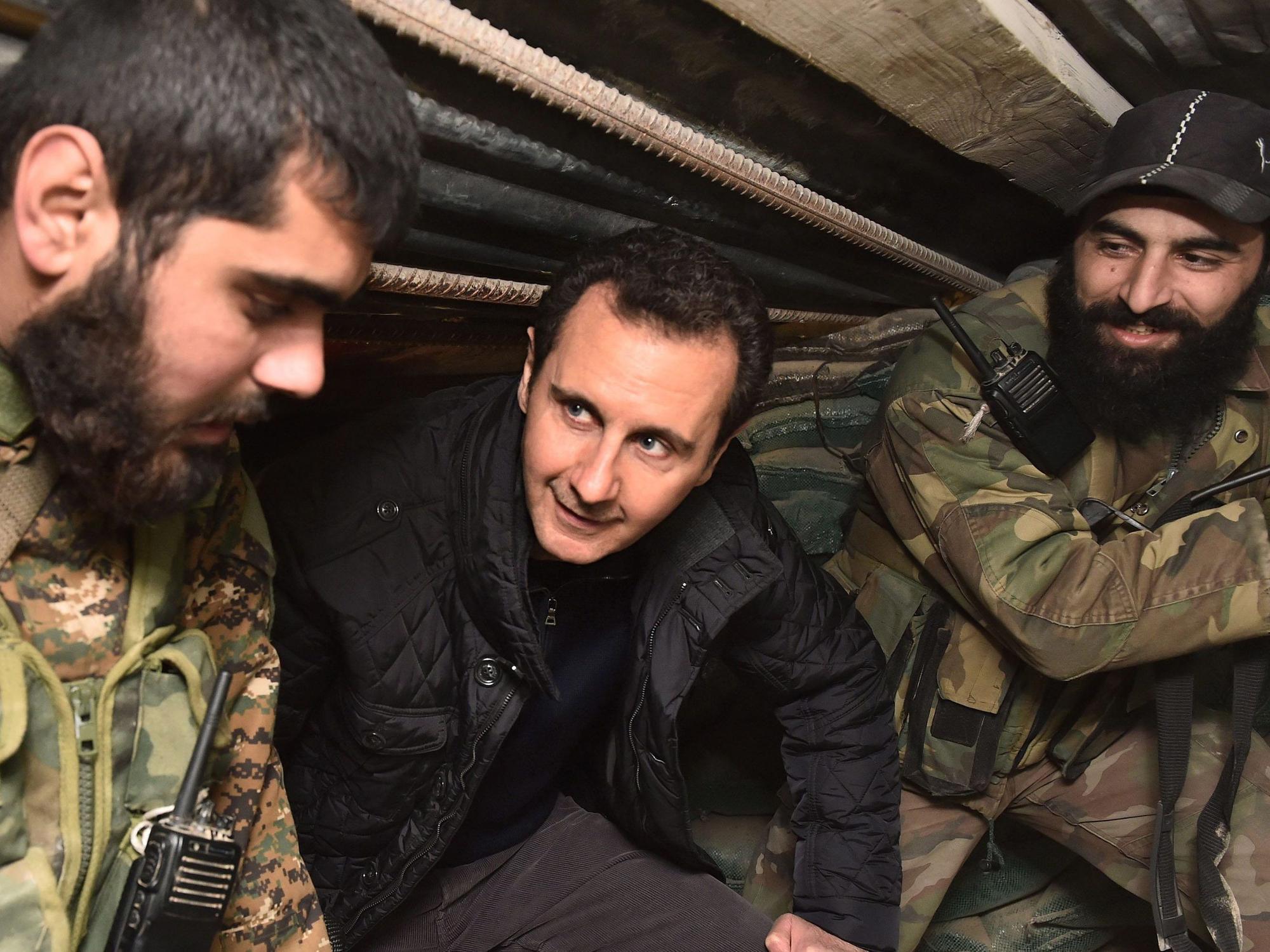 Ein von der syrischen Nachrichtenagentur SANA zur Verfügung gestelltes Foto zeigt den damaligen syrischen Präsidenten Bashar Assad, wie er 2014 seine Soldaten an der Front in Damaskus inspiziert. Inzwischen ist der ehemalige Machthaber in Russland untergetaucht.