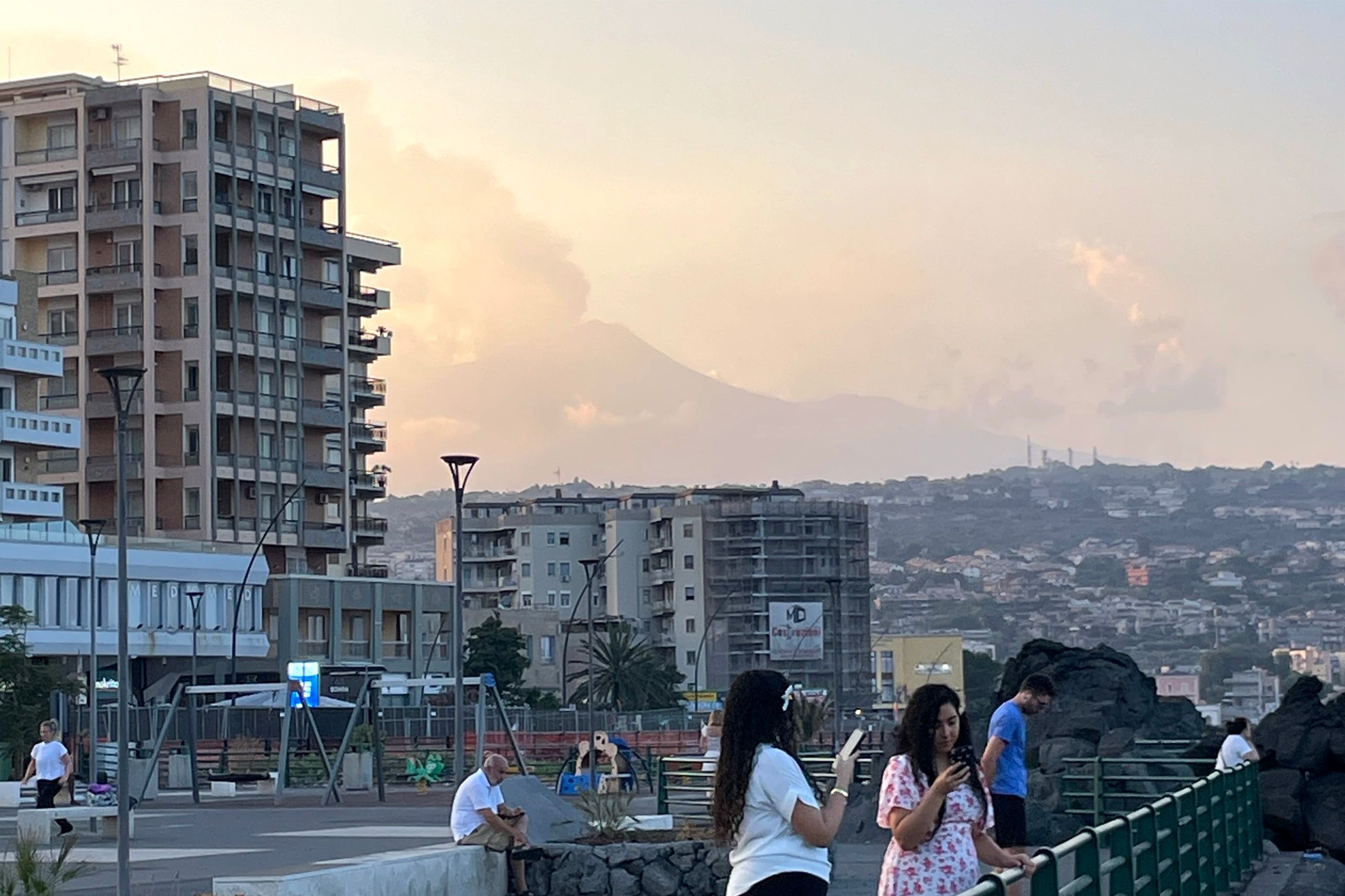 Blick auf den Ätna, vom Viertel Ognina in Catania aus gesehen. Auf Sizilien sitzen wegen des jüngsten Ausbruchs des Vulkans Ätna mitten in der Hauptreisezeit mehrere Tausend Urlauber fest.