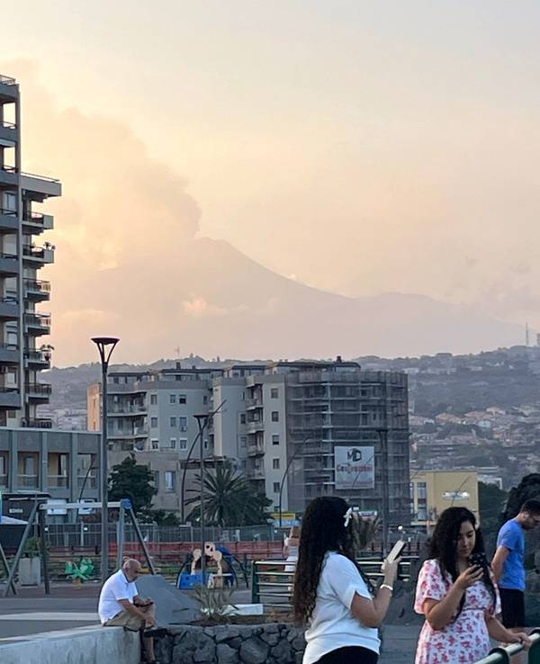 Blick auf den Ätna, vom Viertel Ognina in Catania aus gesehen. Auf Sizilien sitzen wegen des jüngsten Ausbruchs des Vulkans Ätna mitten in der Hauptreisezeit mehrere Tausend Urlauber fest.