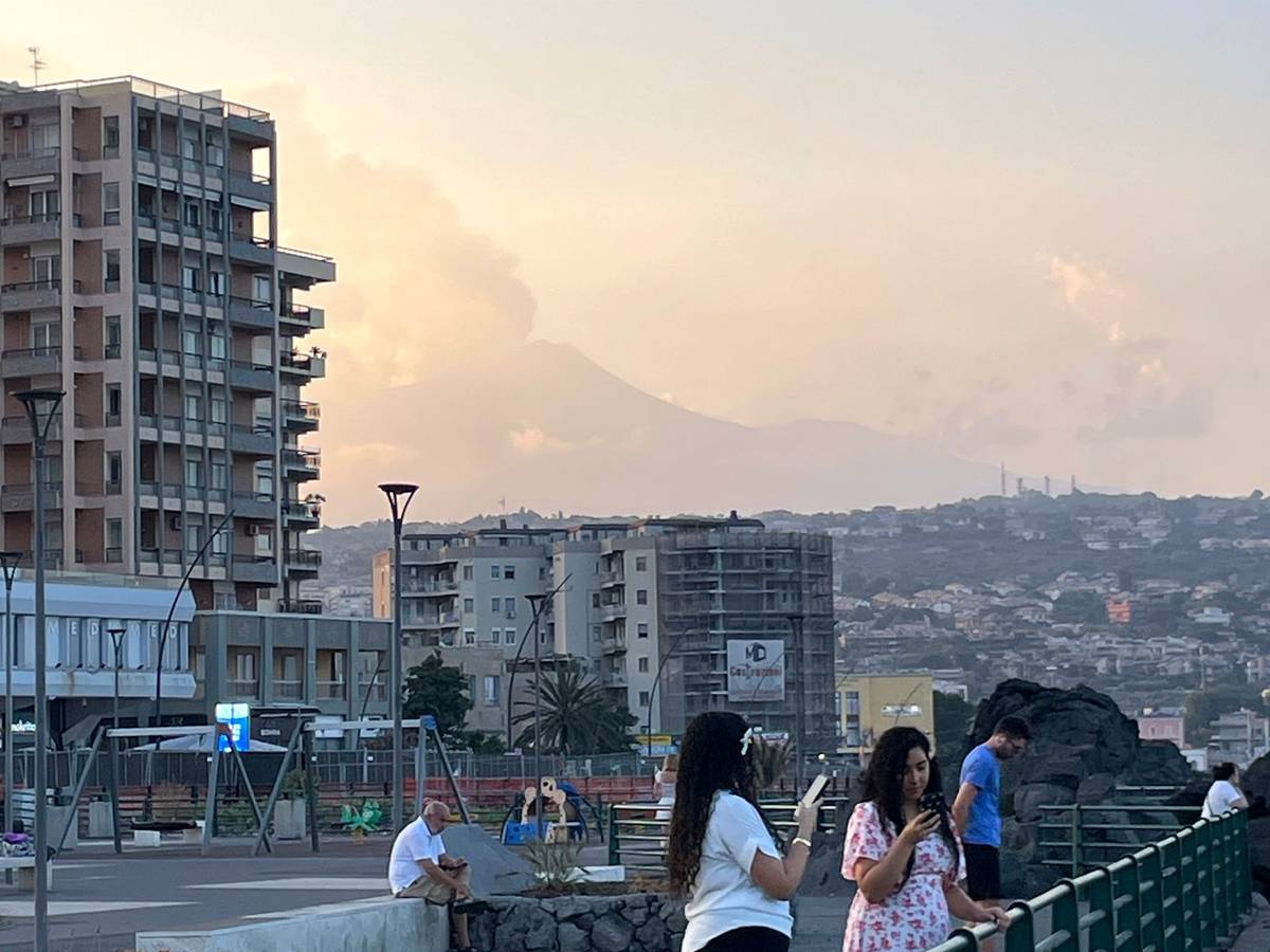 Blick auf den Ätna, vom Viertel Ognina in Catania aus gesehen. Auf Sizilien sitzen wegen des jüngsten Ausbruchs des Vulkans Ätna mitten in der Hauptreisezeit mehrere Tausend Urlauber fest.