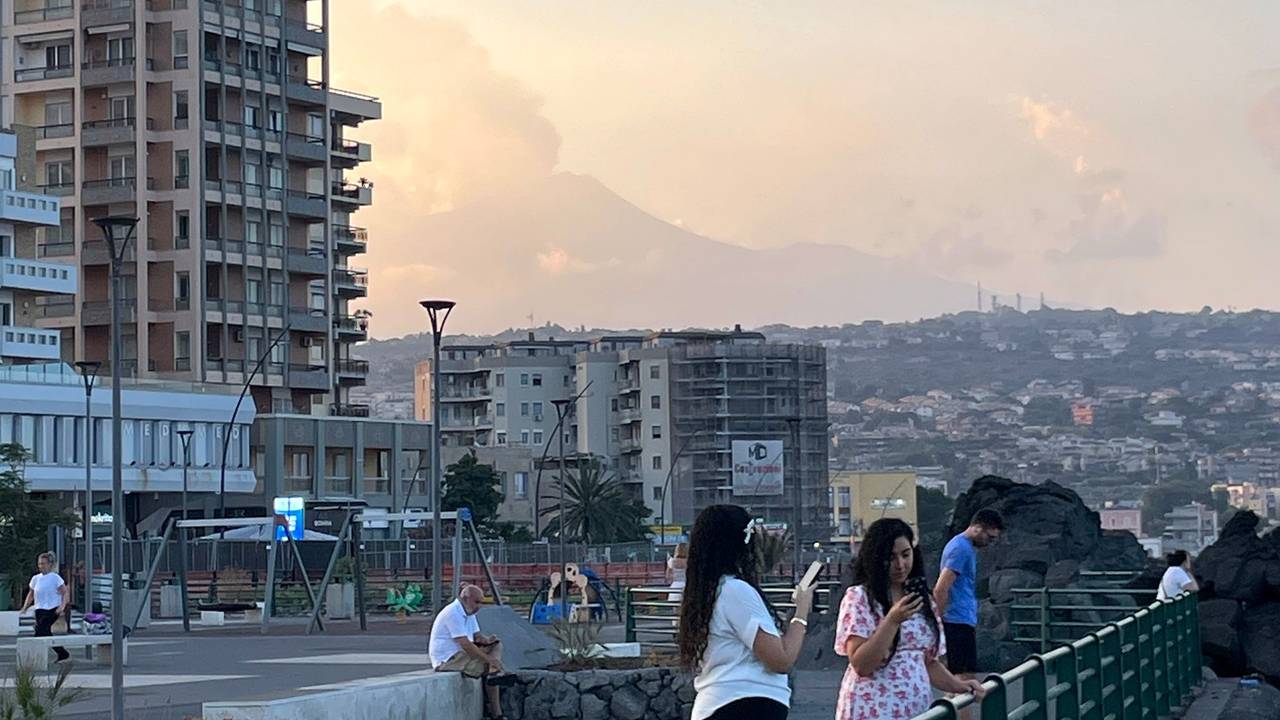 Blick auf den Ätna, vom Viertel Ognina in Catania aus gesehen. Auf Sizilien sitzen wegen des jüngsten Ausbruchs des Vulkans Ätna mitten in der Hauptreisezeit mehrere Tausend Urlauber fest.