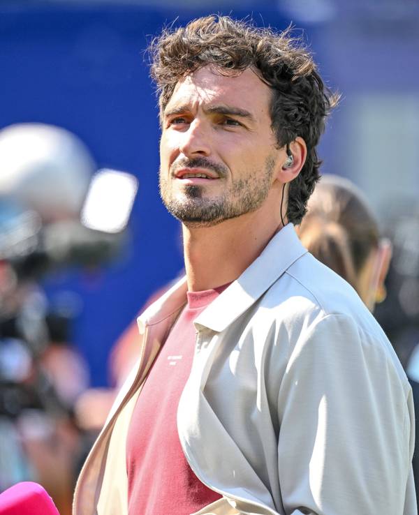 Mats Hummels steht mit Mikrofon am Spielfeldrand.