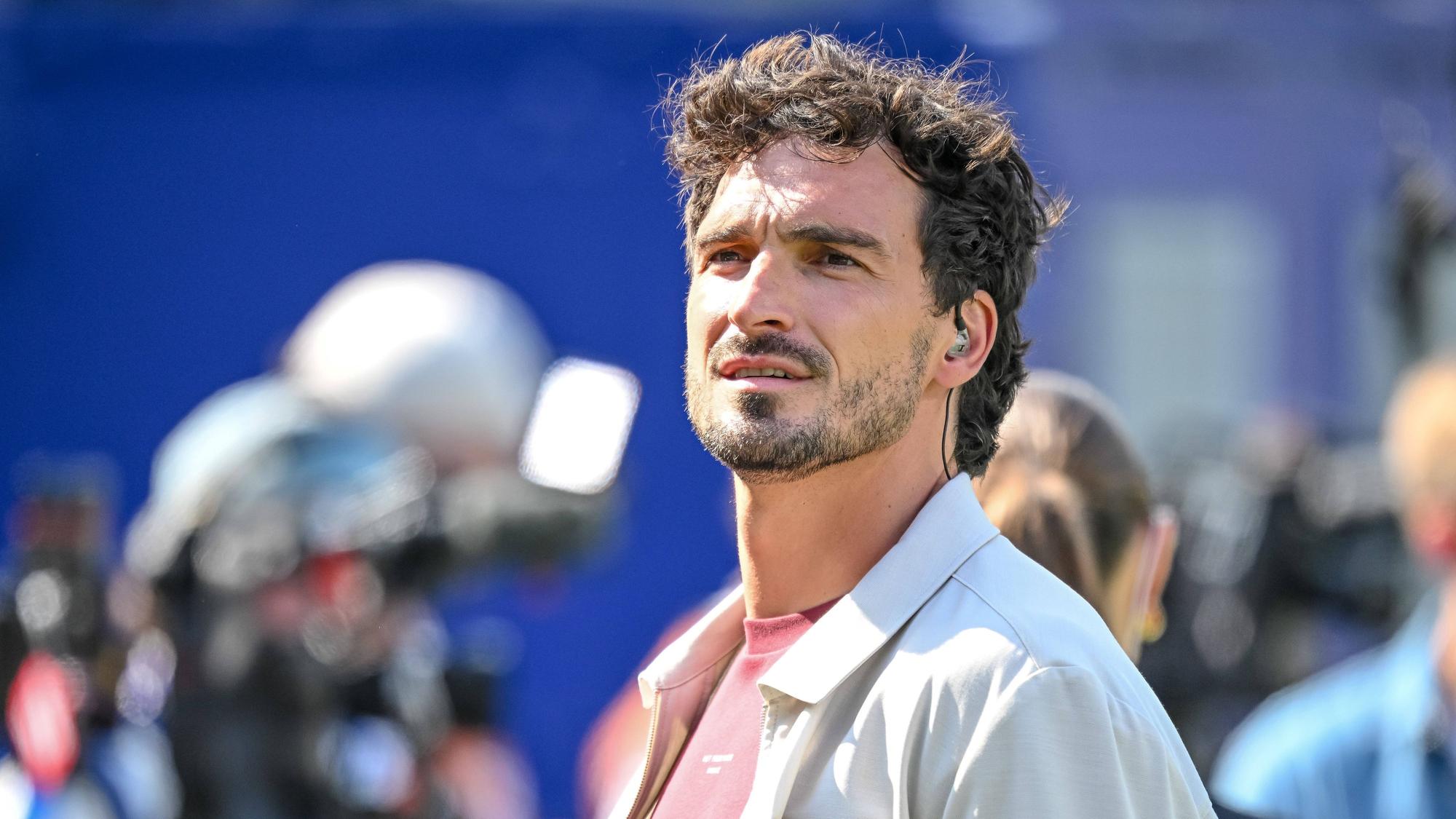 Mats Hummels steht mit Mikrofon am Spielfeldrand.