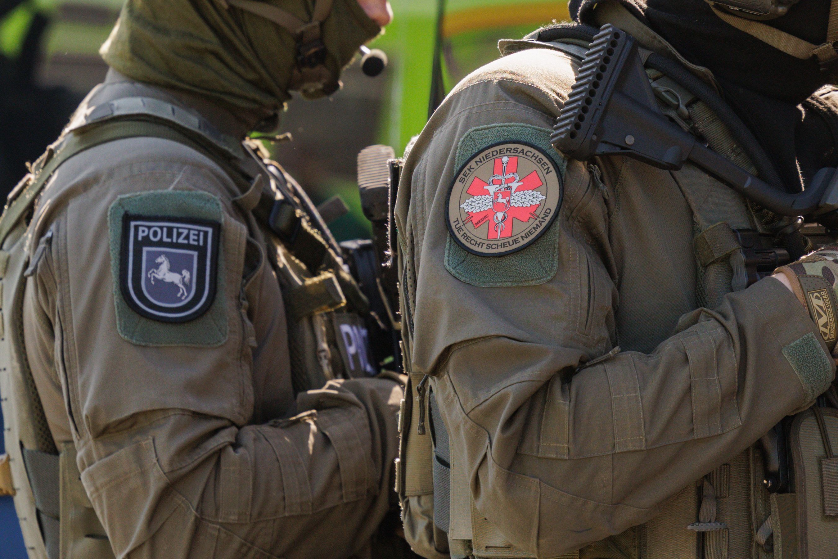 Polizisten des Spezialeinsatzkommando (SEK) stehen während einer Großübung der Polizeidirektion Hannover und zielen.