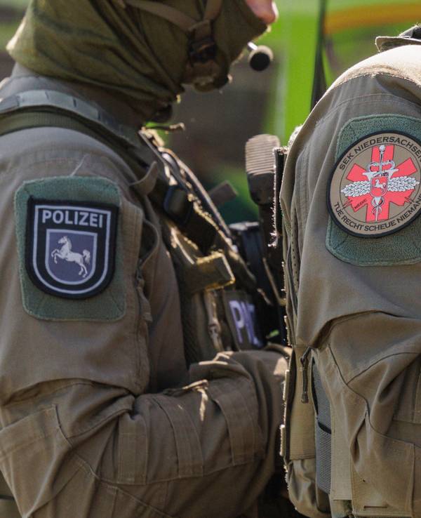 Polizisten des Spezialeinsatzkommando (SEK) stehen während einer Großübung der Polizeidirektion Hannover und zielen.